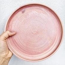 Smuk rosafarvet middagstallerken af Julie Damhus. 